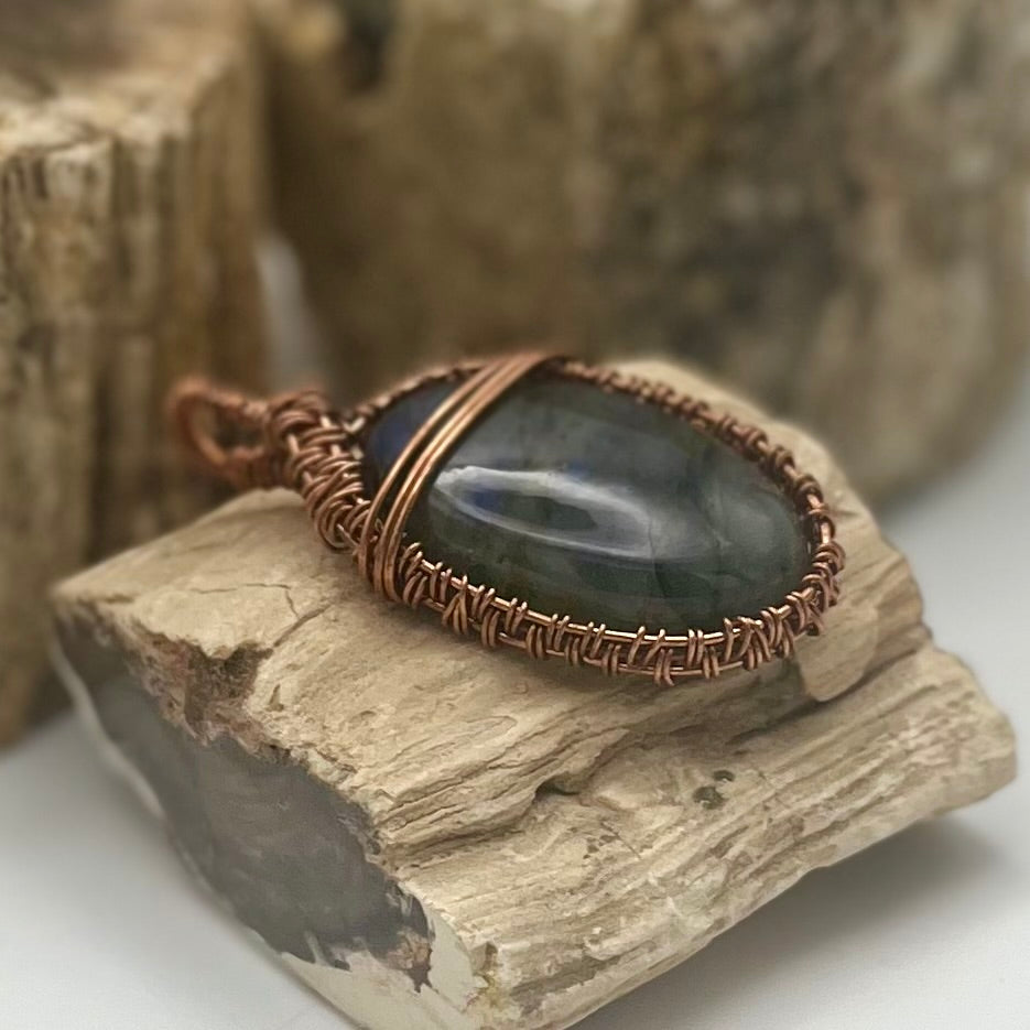 Aura Labradorite Flash Pendant